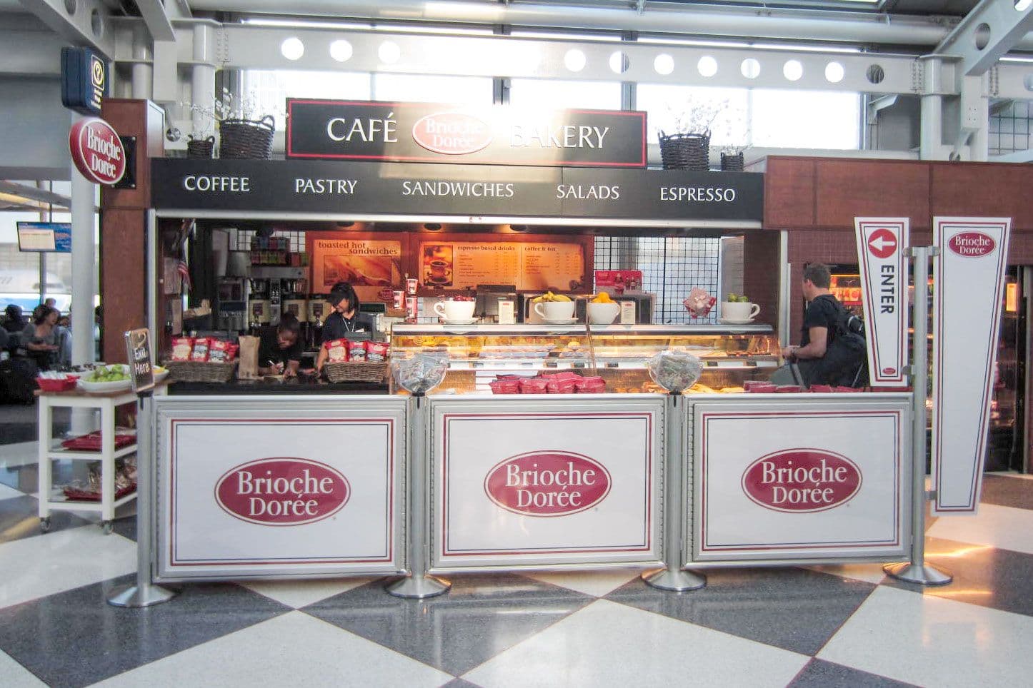 Brioche Doree Airport Queue