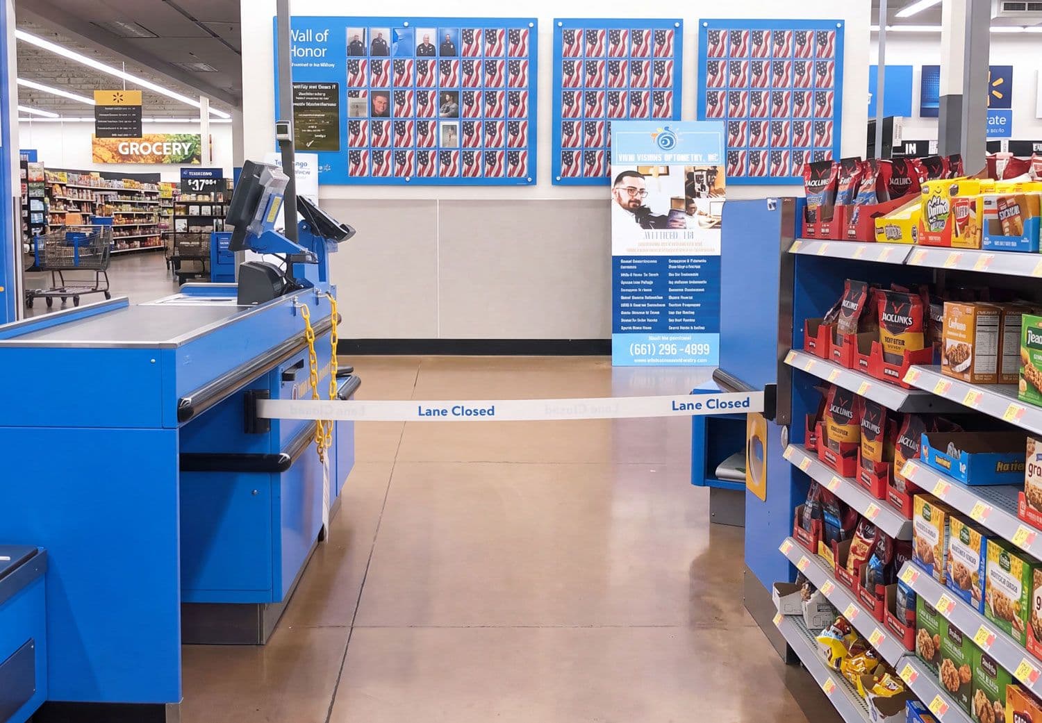 Lane closure retractable belt at retail checkout counter