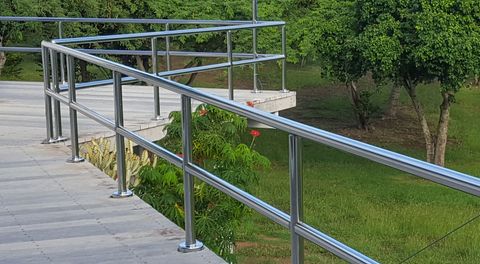 Double-line flush railing system