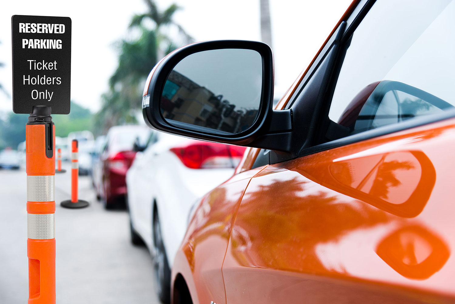 Delineator with sign queuing cars into a perking area