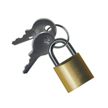 Candado con llave de repuesto.